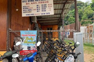 Kedai basikal di Kampung Tekek, Malaysia